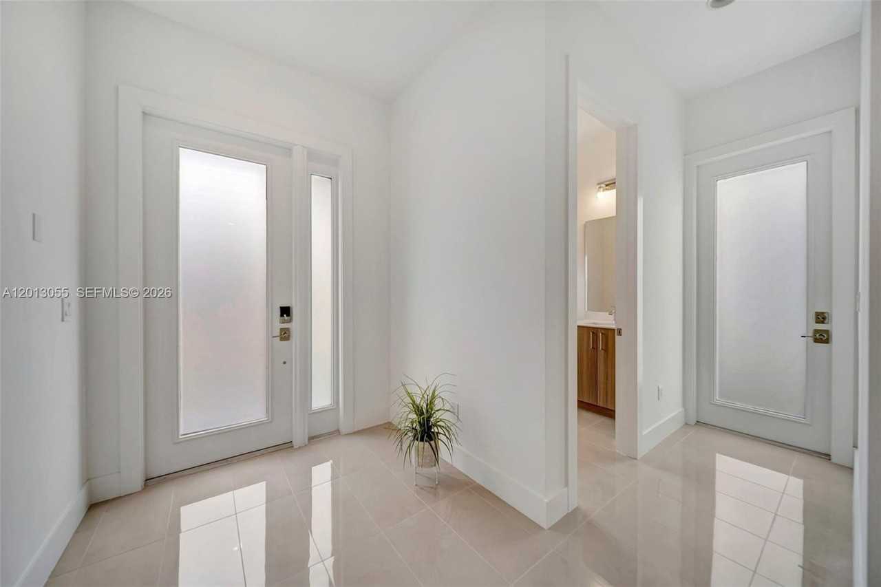 1454 Sw 23rd St - Photo 4 of 50