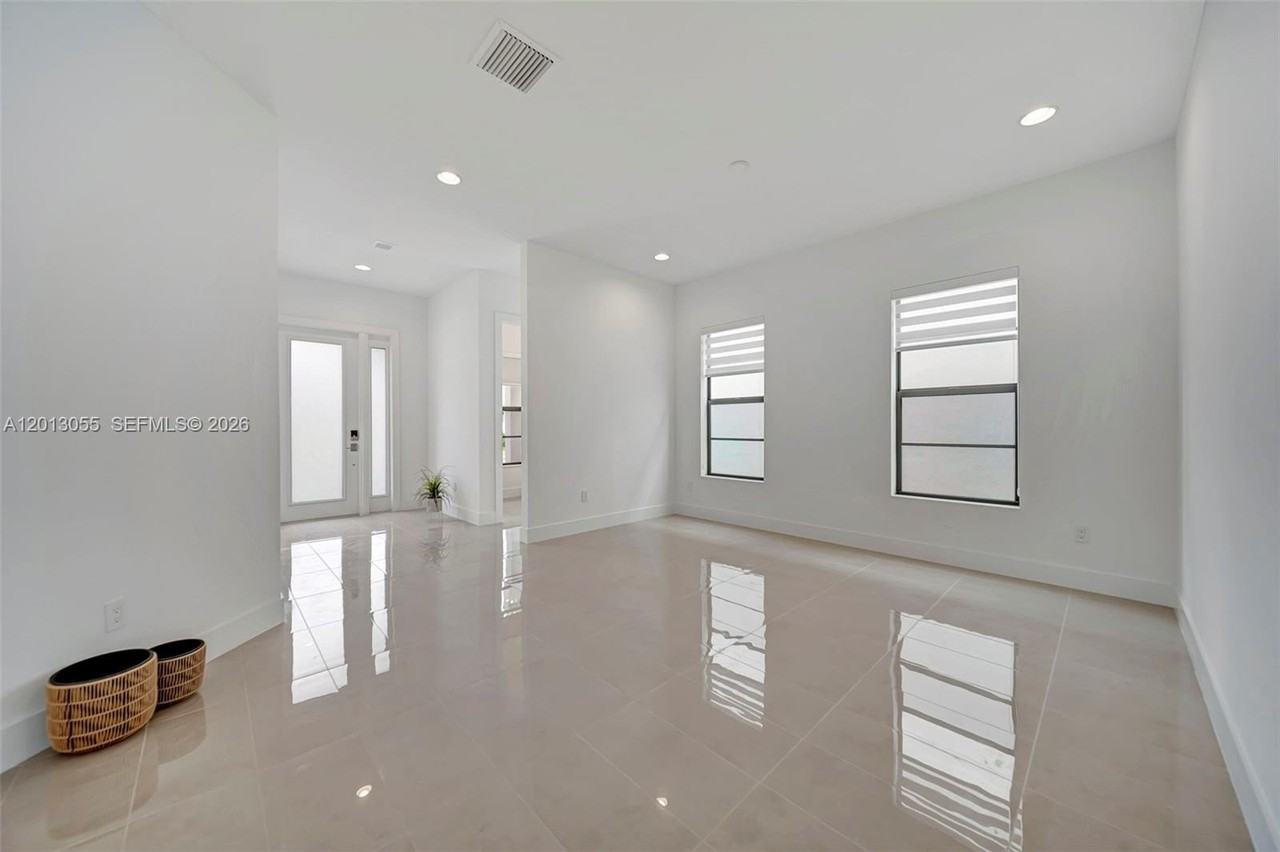 1454 Sw 23rd St - Photo 5 of 50