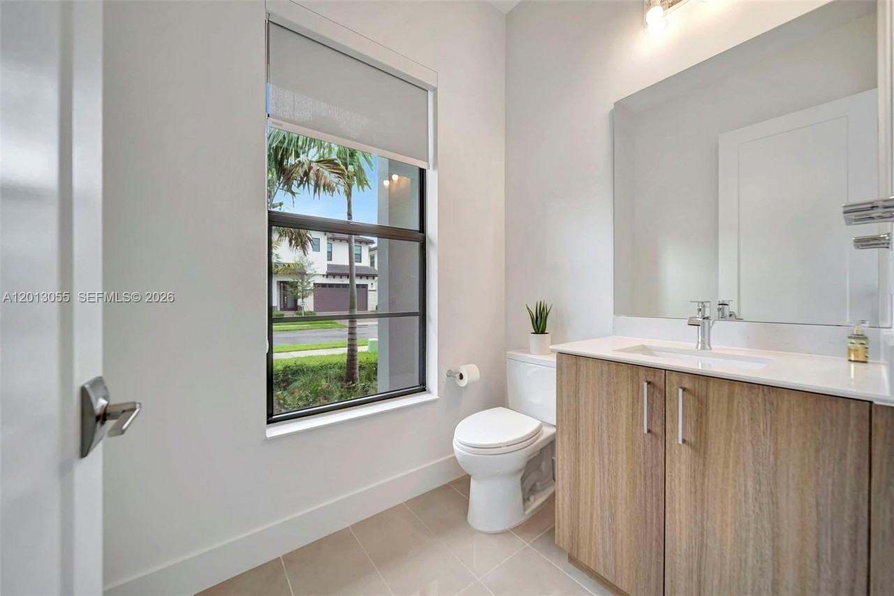 1454 Sw 23rd St - Photo 6 of 50