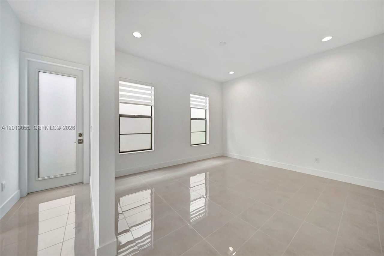 1454 Sw 23rd St - Photo 7 of 50