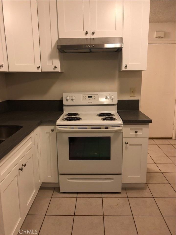 810 E Grand Ave - Photo 3 of 13