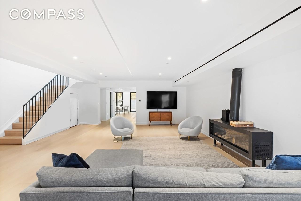 442 W 22nd St #TH - Photo 2 of 17