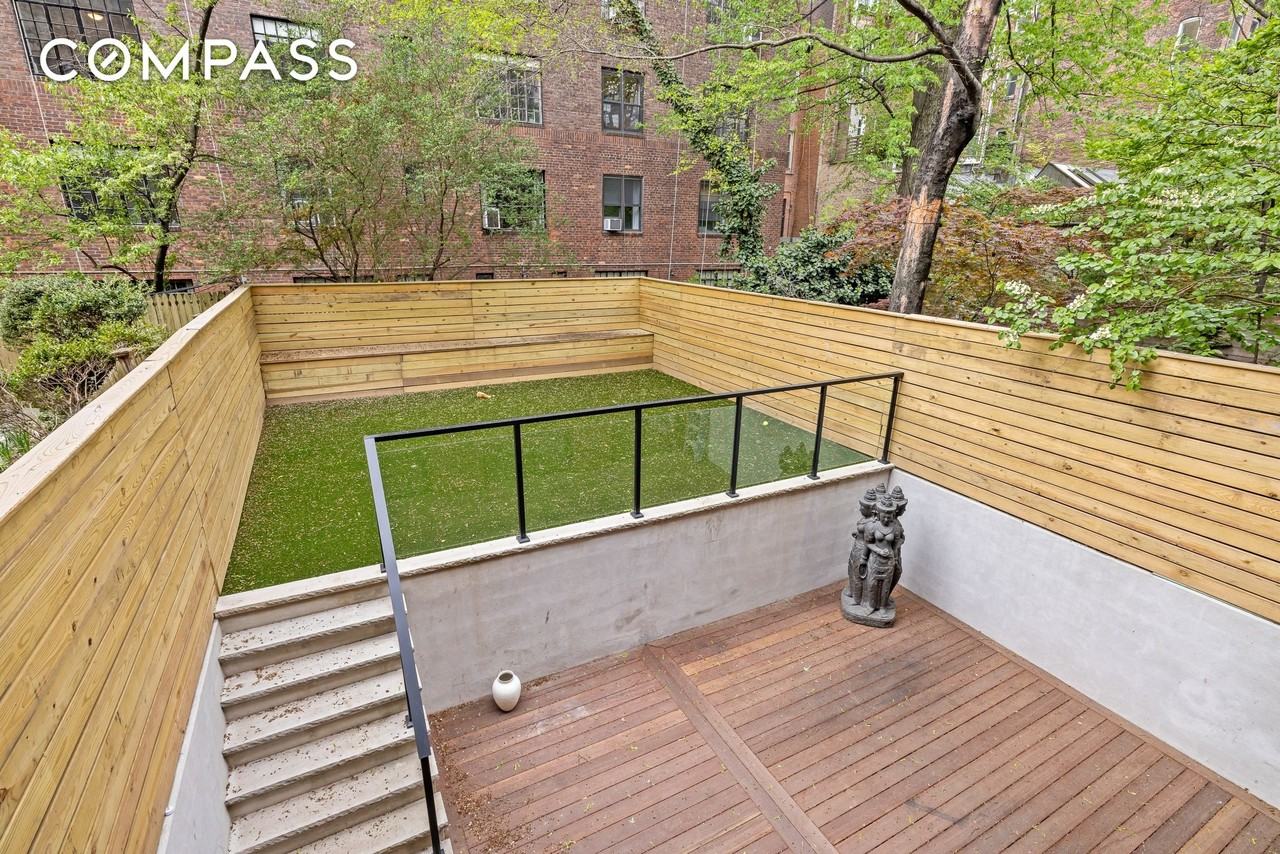 442 W 22nd St #TH - Photo 5 of 17