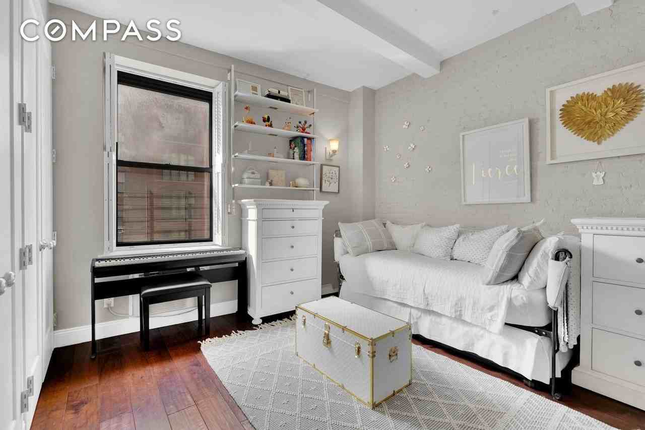 23 E 10th St #321 - Photo 5 of 9