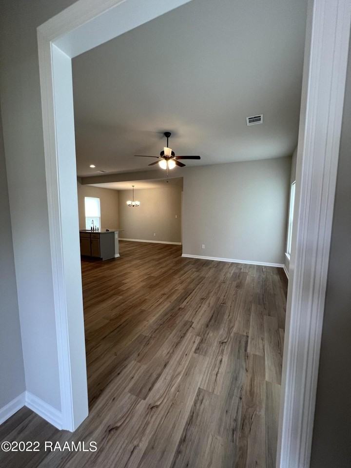 307 Grassy Meadows Ln - Photo 5 of 34