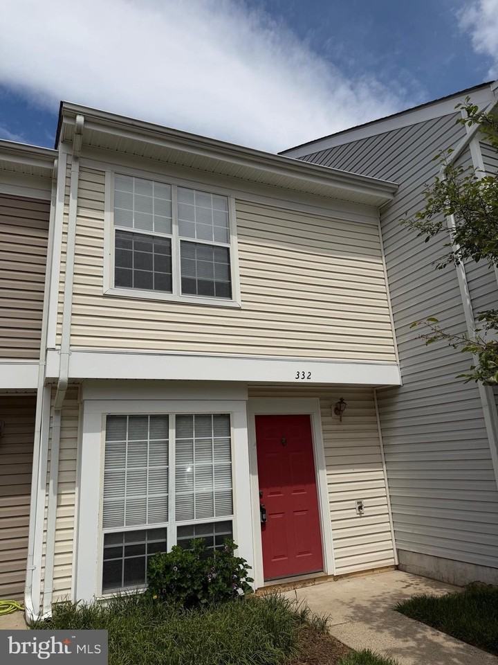 332 Lancaster Sq - Photo 2 of 15
