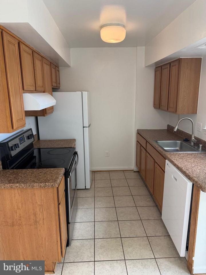 332 Lancaster Sq - Photo 3 of 15