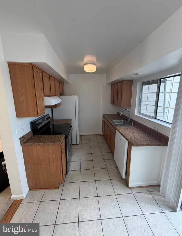 332 Lancaster Sq - Photo 4 of 15