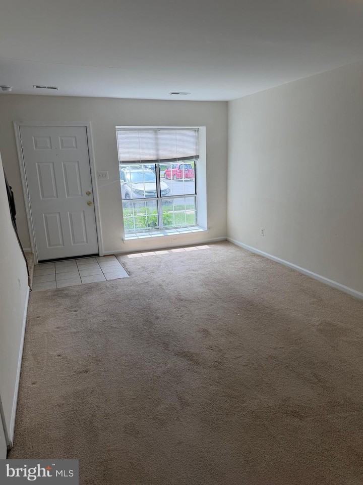 332 Lancaster Sq - Photo 5 of 15