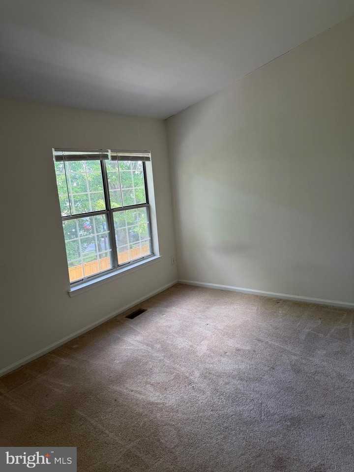 332 Lancaster Sq - Photo 7 of 15
