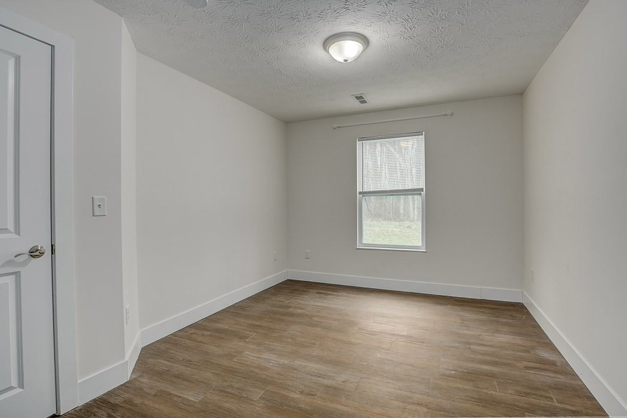 404 Court Yard Lane - Photo 4 of 13