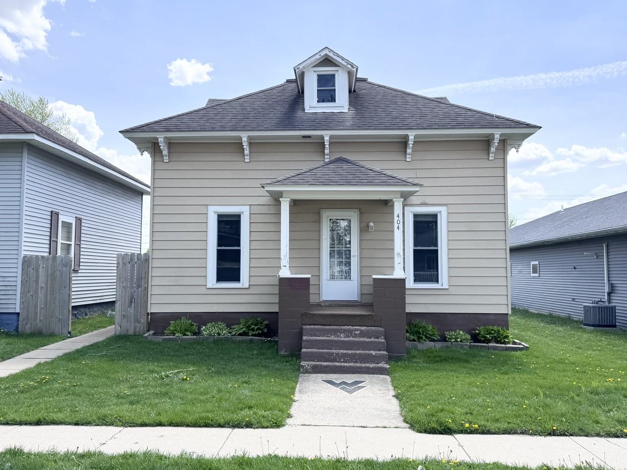 404 E Main St - Photo 2 of 22