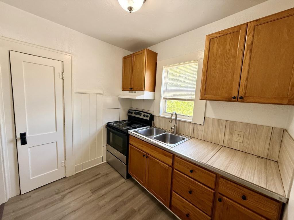 1135 Highland St N - Photo 2 of 20