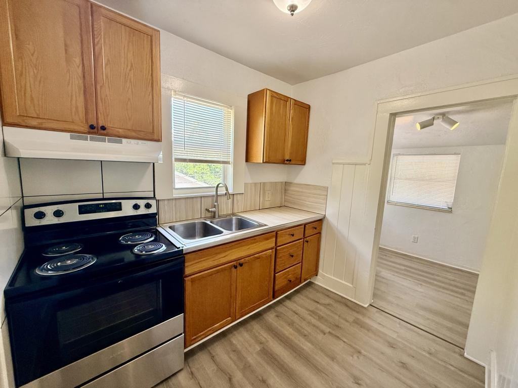 1135 Highland St N - Photo 3 of 20