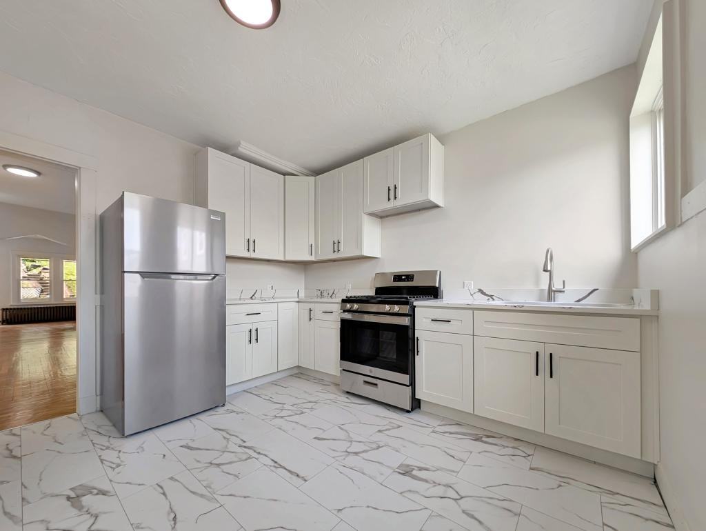 223 Anthony St - Photo 4 of 9