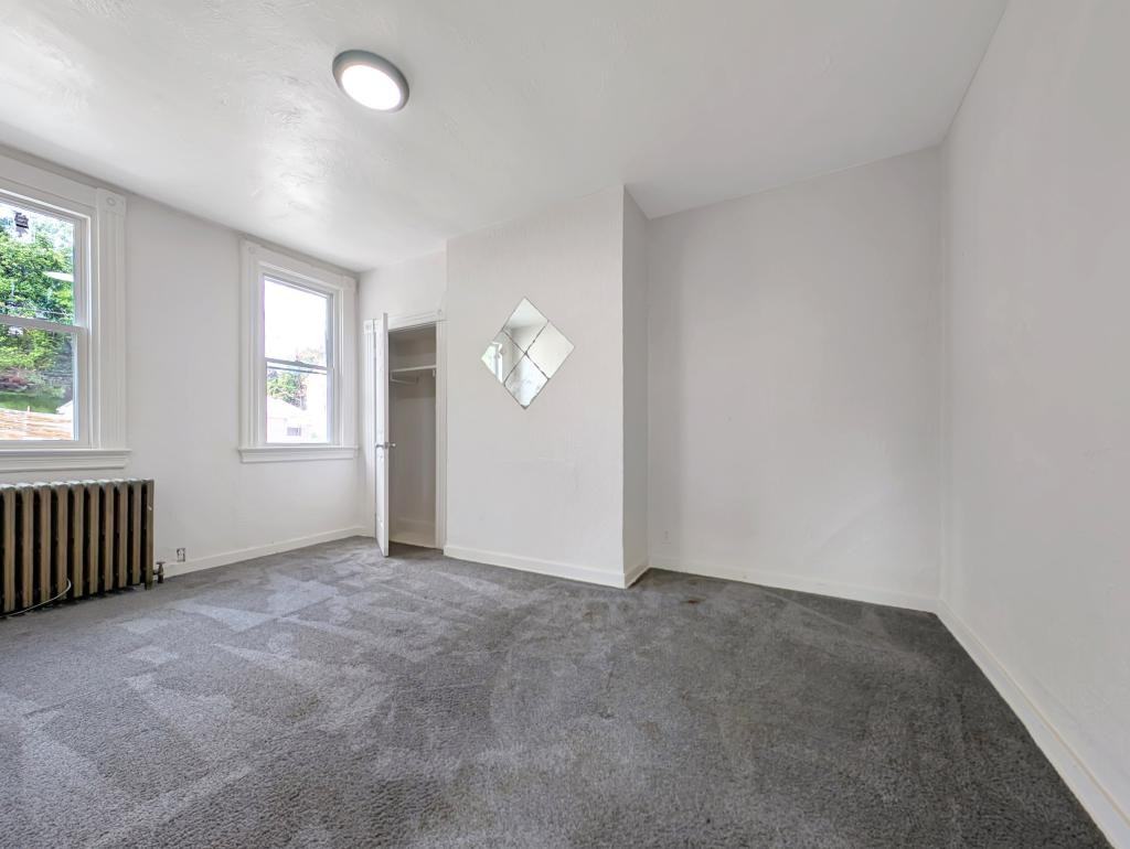 223 Anthony St - Photo 5 of 9