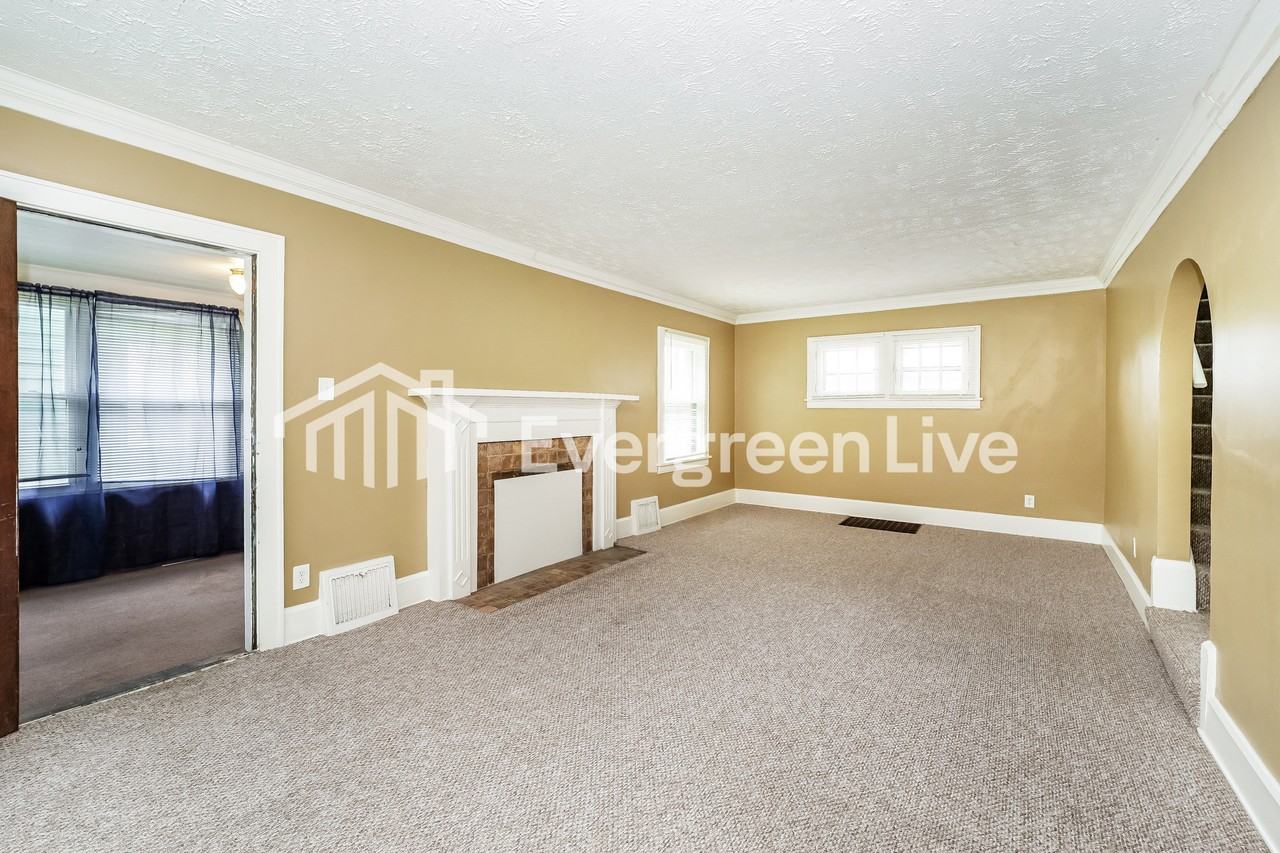 864 Packard Dr - Photo 2 of 15