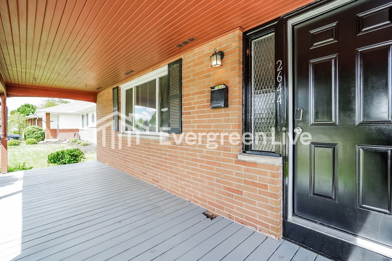 2644 Queensway Dr - Photo 2 of 15