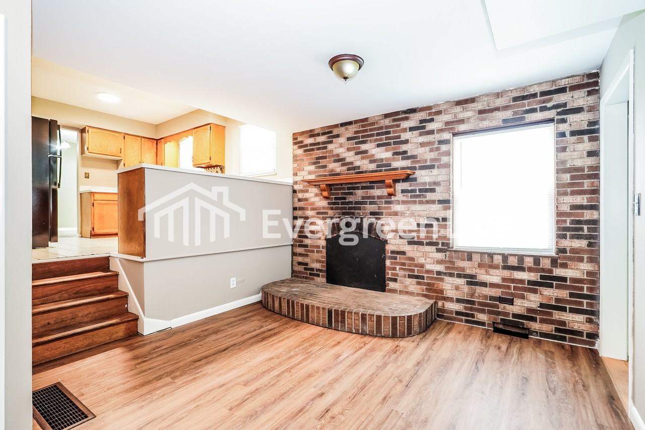 2644 Queensway Dr - Photo 3 of 15