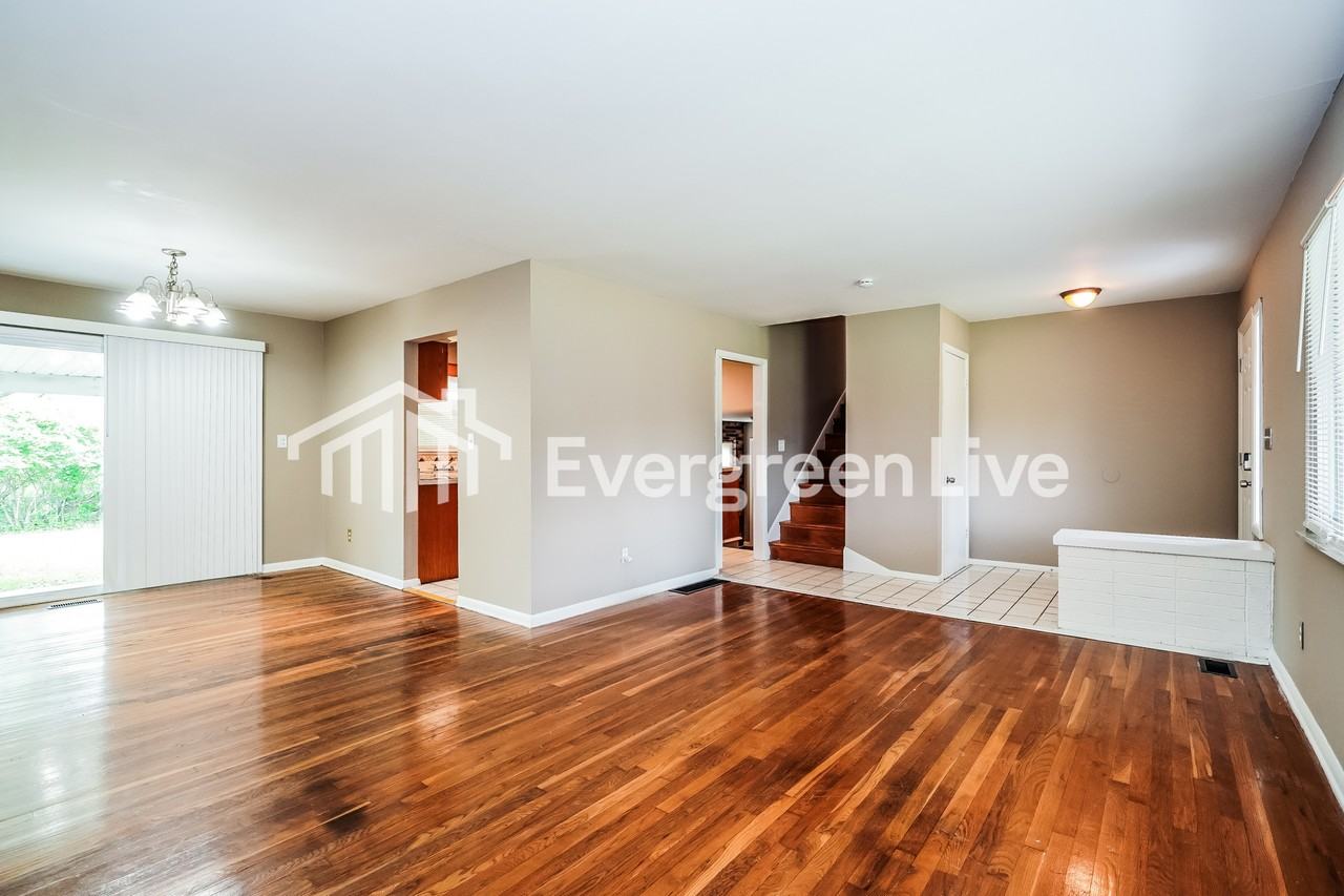 2644 Queensway Dr - Photo 4 of 15