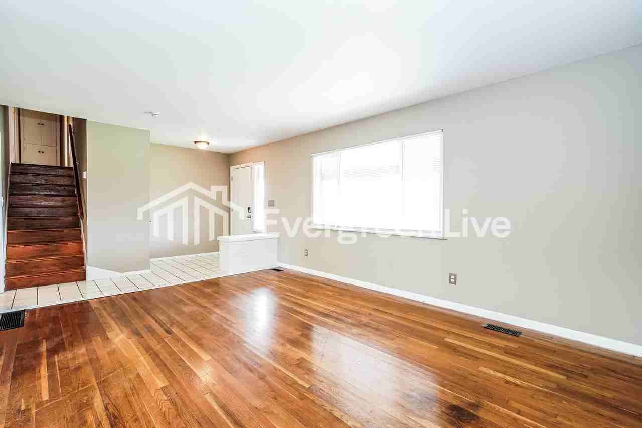 2644 Queensway Dr - Photo 5 of 15