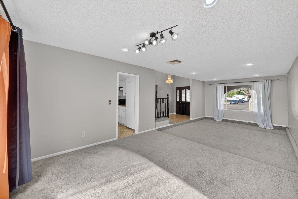 389 Summer Creek Ct - Photo 3 of 23