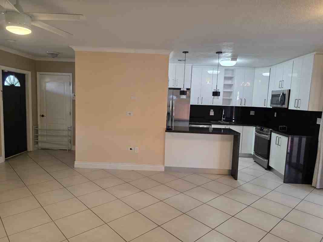 7921 Nw 12th St - Photo 6 of 16