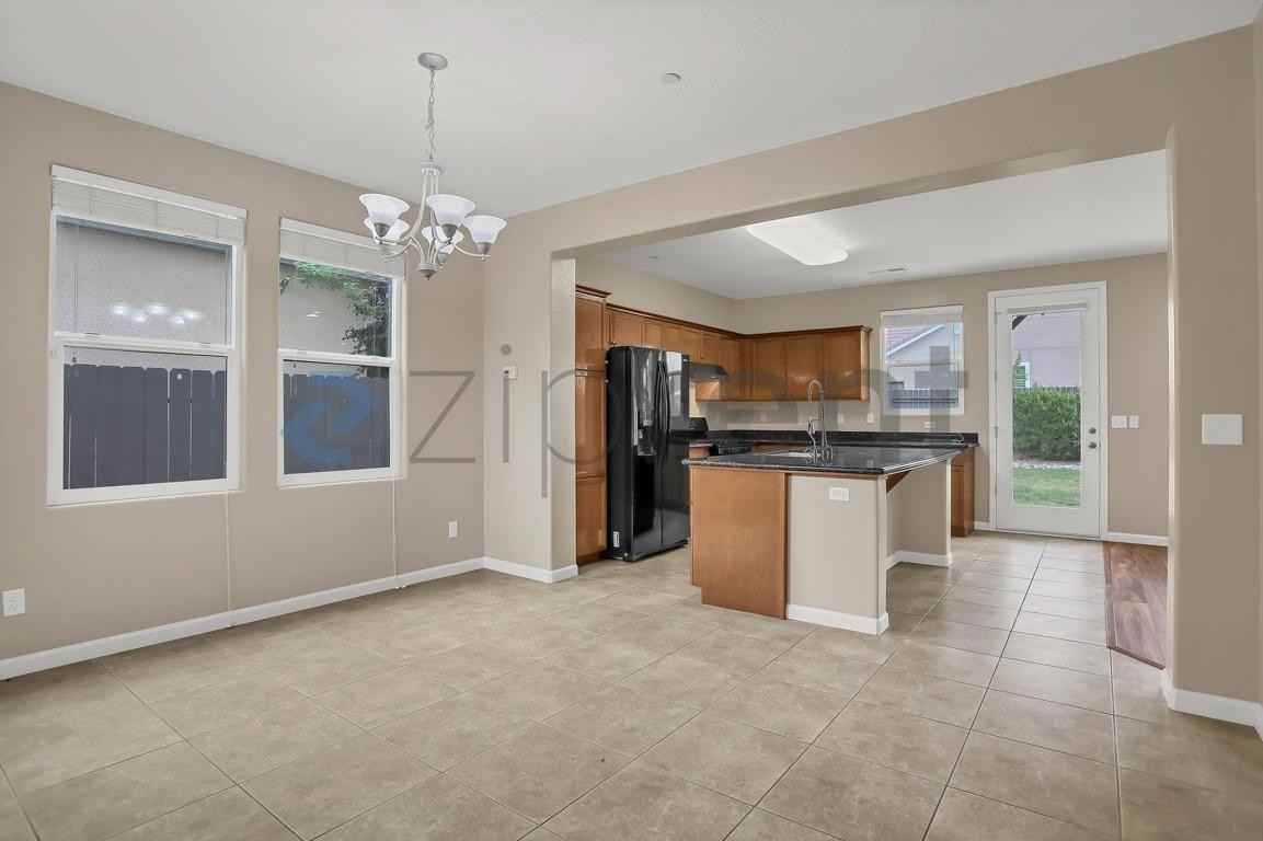 10586 N Whitney Ave - Photo 7 of 39