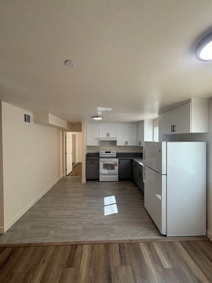 1830 West 48th Street - Photo 4 of 20