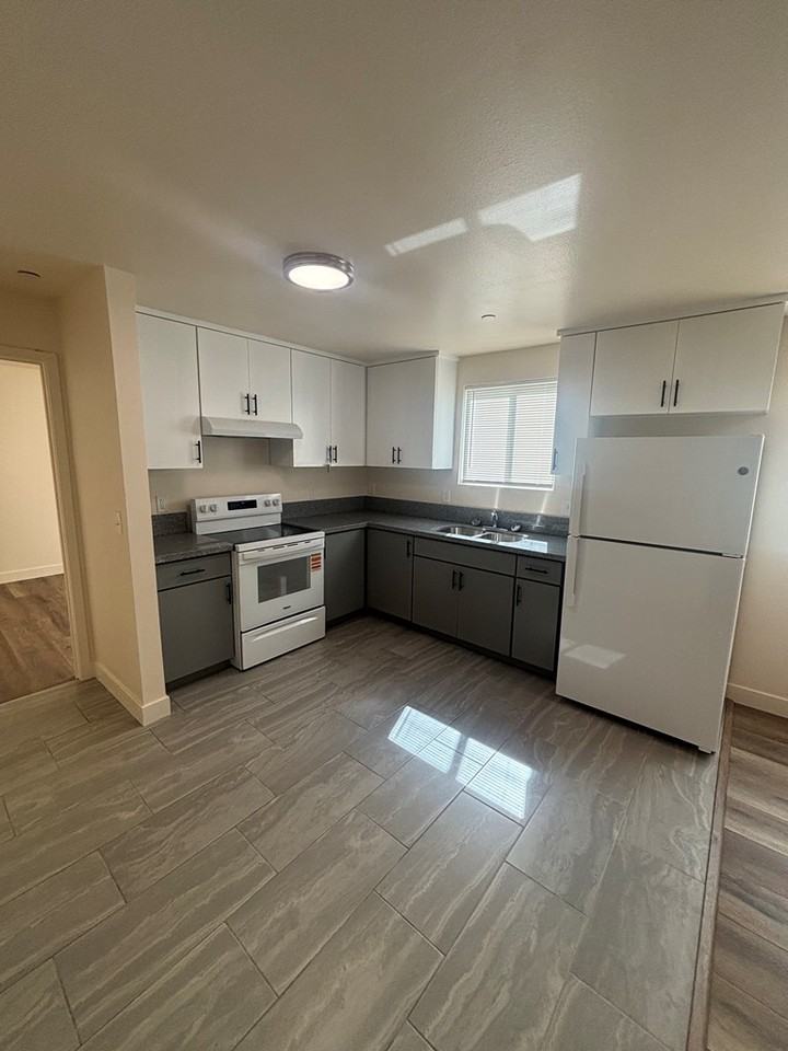 1830 West 48th Street - Photo 5 of 20