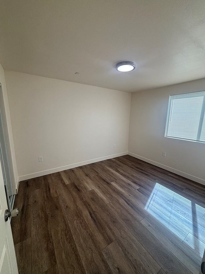 1830 West 48th Street - Photo 7 of 20