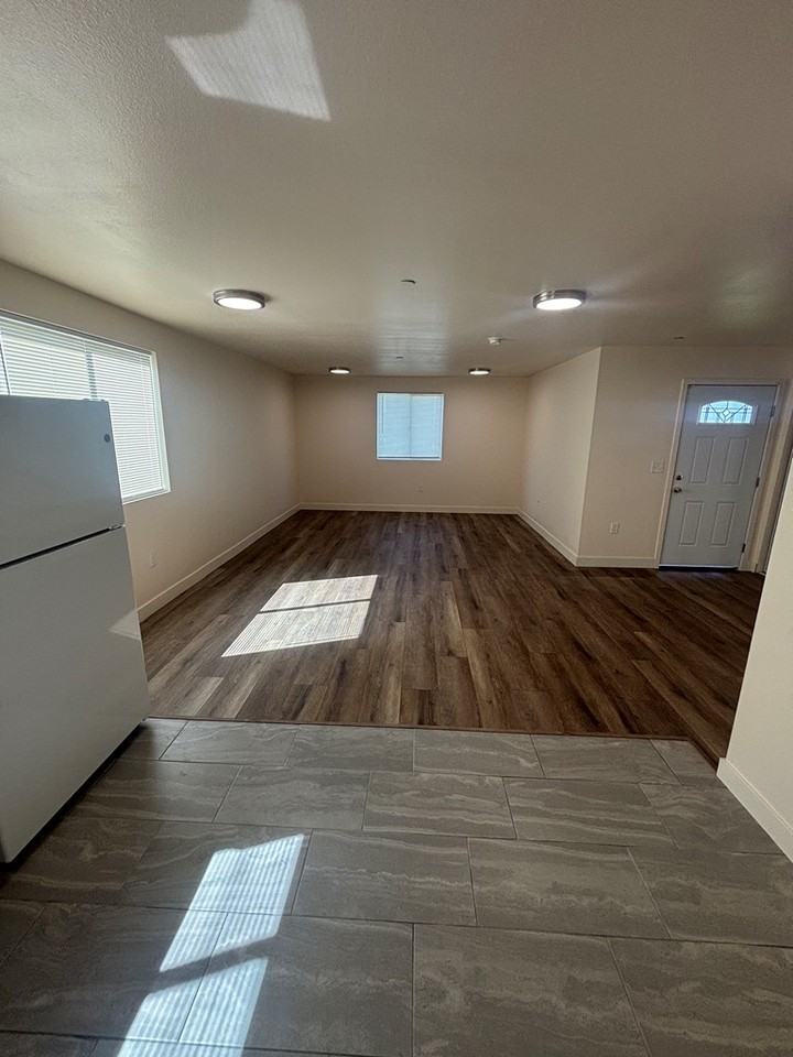 1830 West 48th Street - Photo 6 of 20