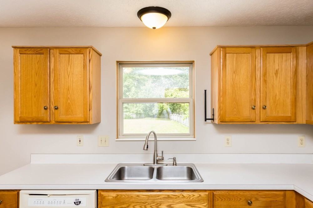 1032 Pebble Brook Dr - Photo 4 of 37