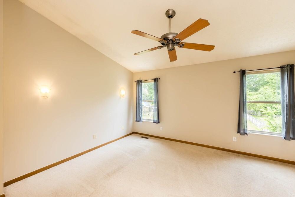 1032 Pebble Brook Dr - Photo 5 of 37