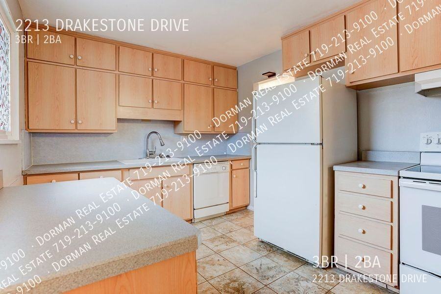2213 Drakestone Dr - Photo 4 of 34