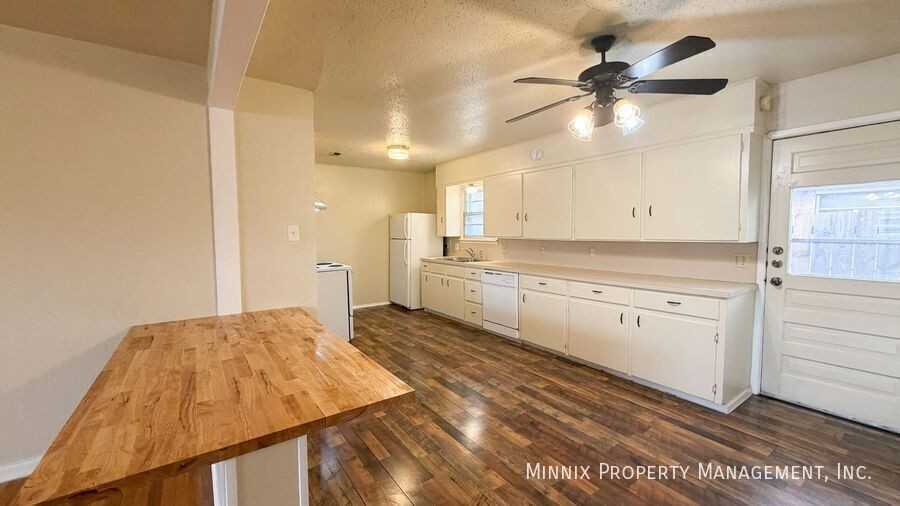 2113 S Loop 289 #B - Photo 3 of 13