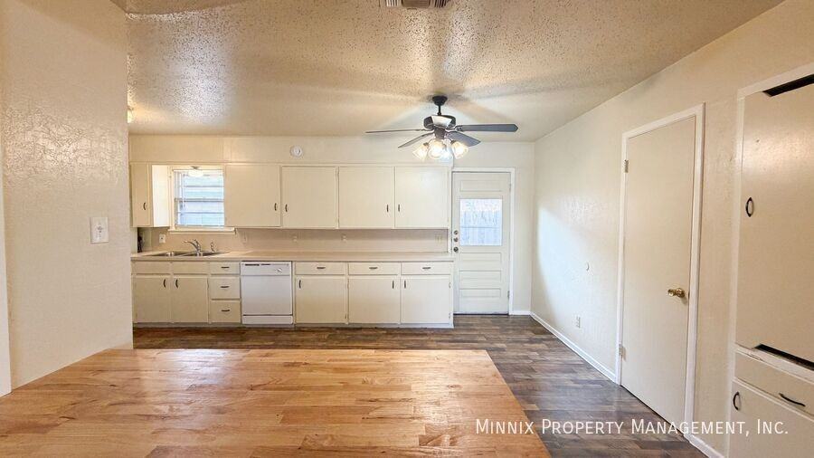 2113 S Loop 289 #B - Photo 4 of 13