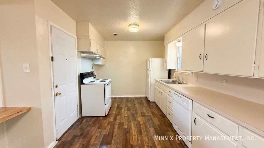 2113 S Loop 289 #B - Photo 5 of 13