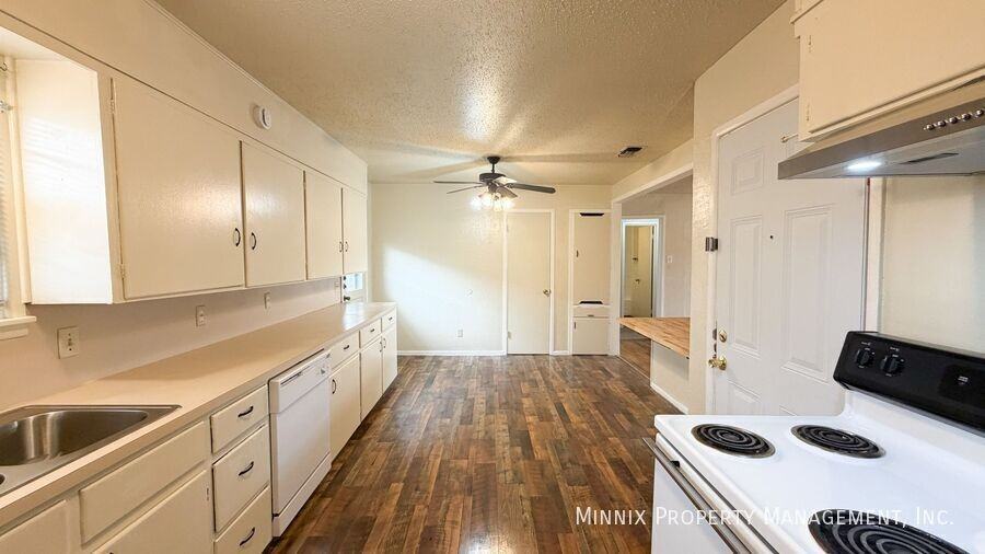2113 S Loop 289 #B - Photo 6 of 13