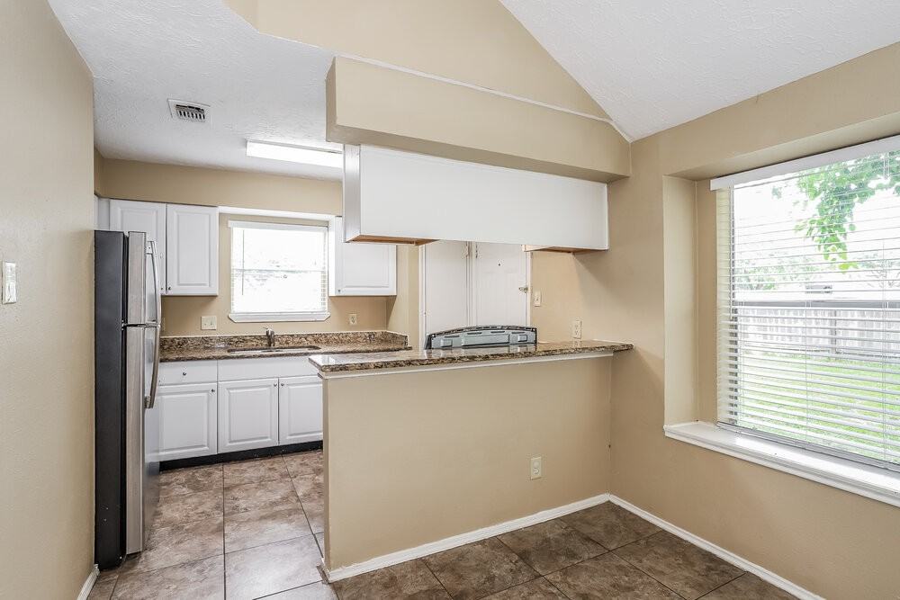 6042 Beaconridge Dr - Photo 5 of 17