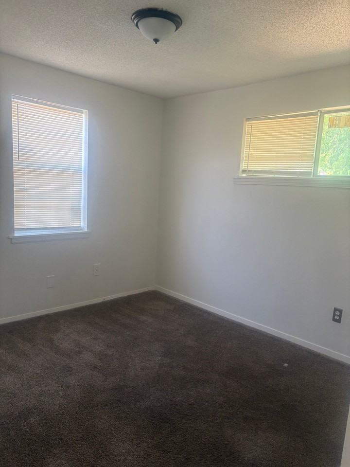 2565 Peres Ave - Photo 5 of 18