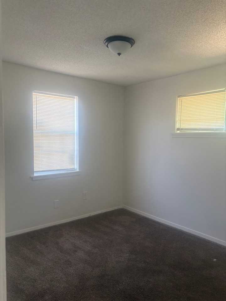 2565 Peres Ave - Photo 6 of 18