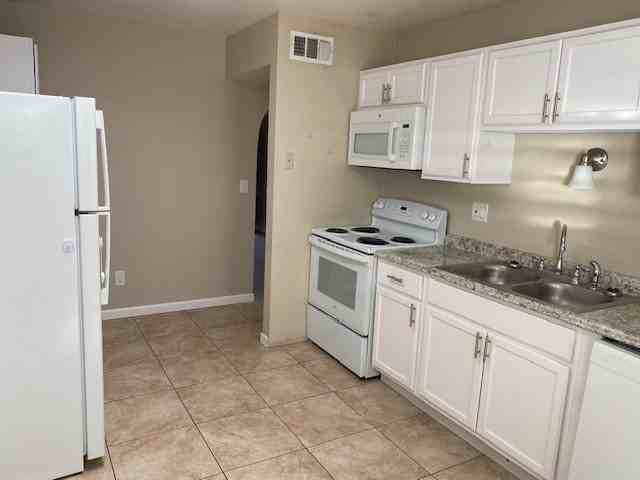 3050 N Cherry Ave - Photo 4 of 8