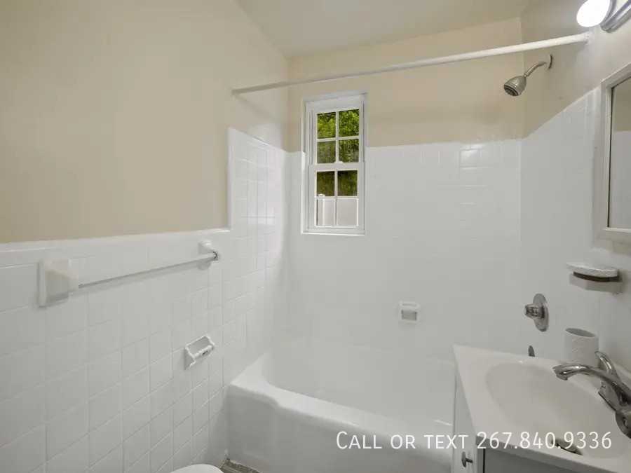 16 Danbury St Se #4 - Photo 3 of 9