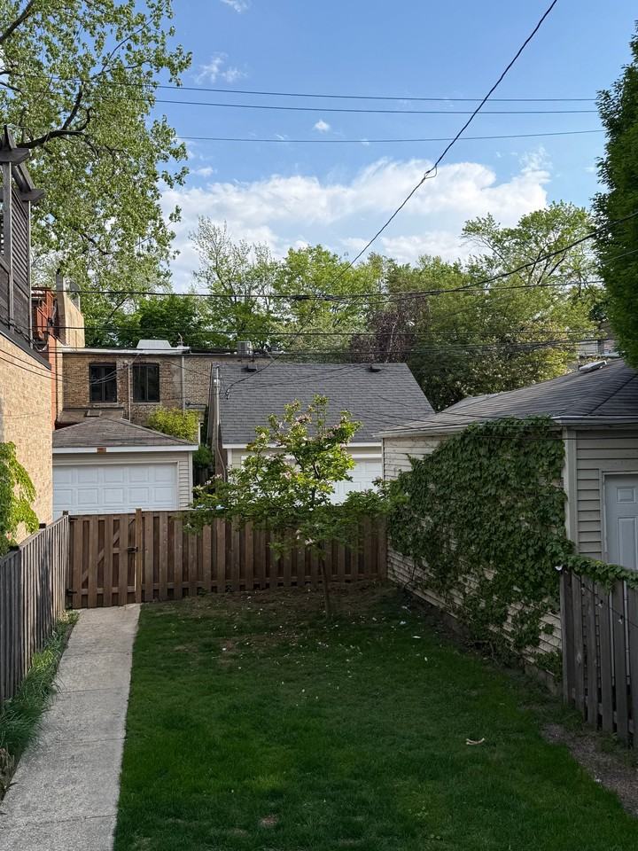 1837 W Eddy St #2 - Photo 3 of 31