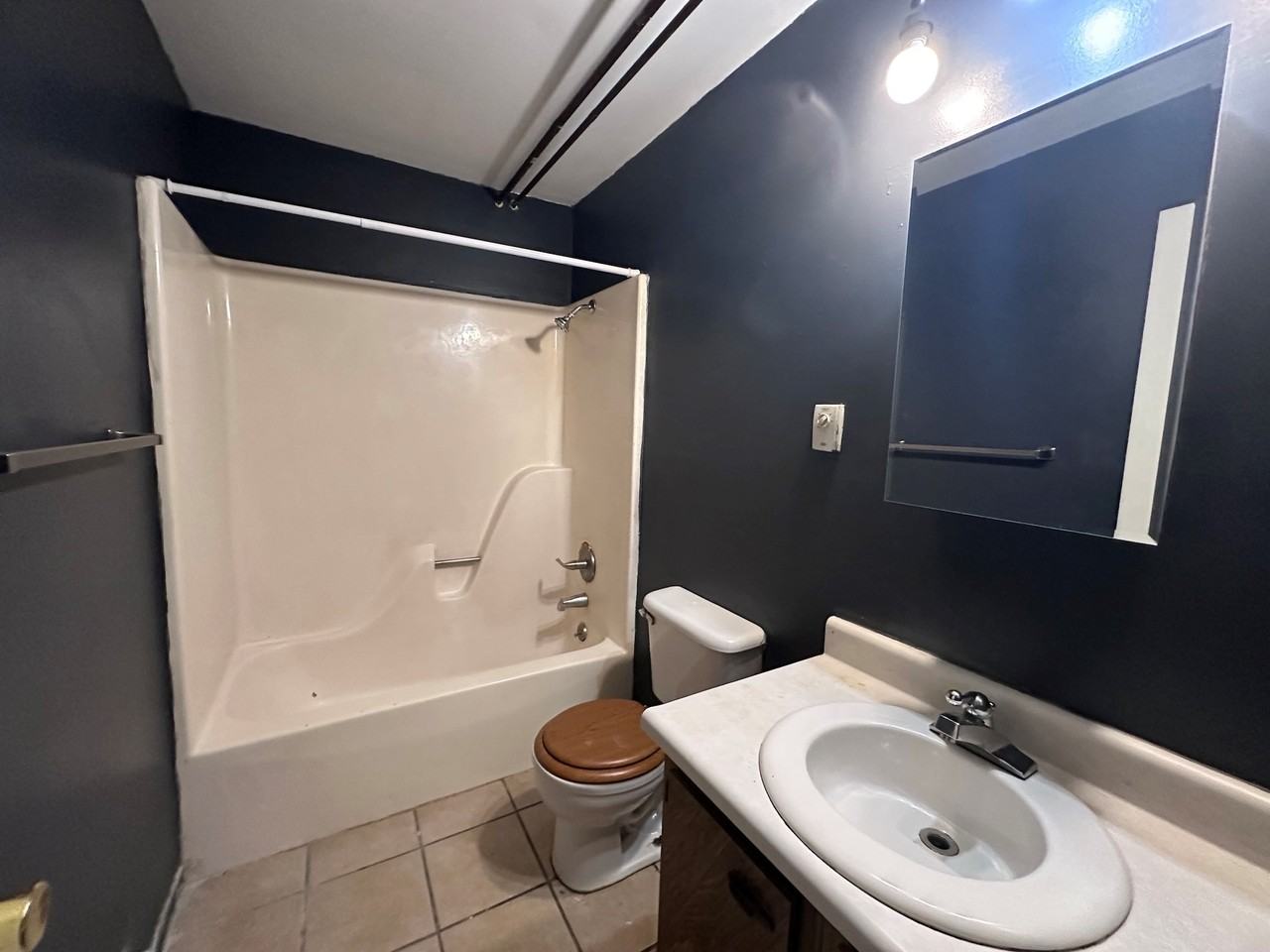 504 W Woodbury St Apt 3 - Photo 4 of 8