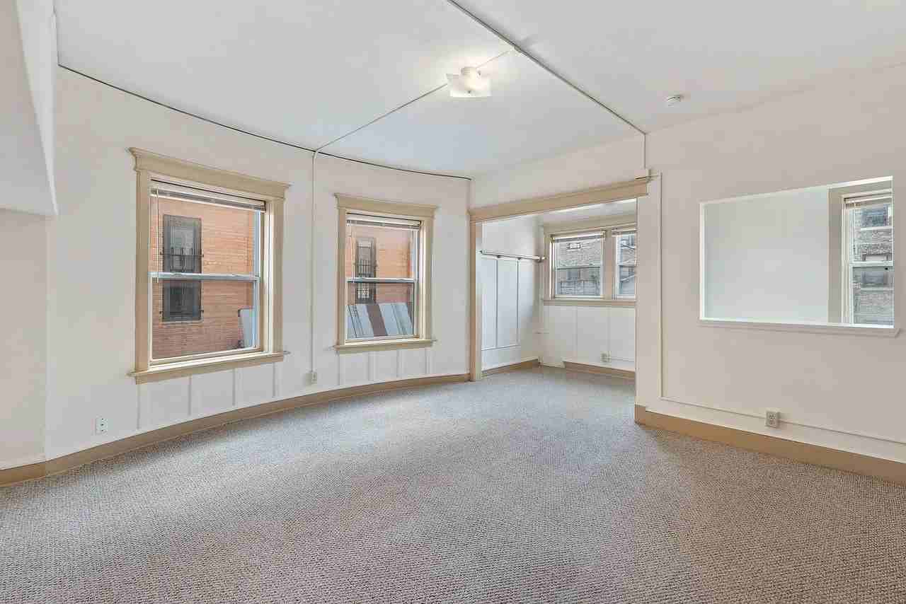 2311 W Wisconsin Ave #10 - Photo 3 of 6