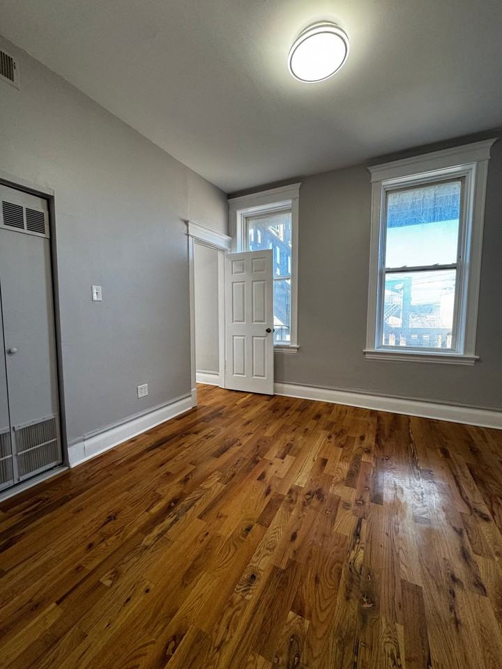 2228 W 18th Pl #2R - Photo 2 of 8