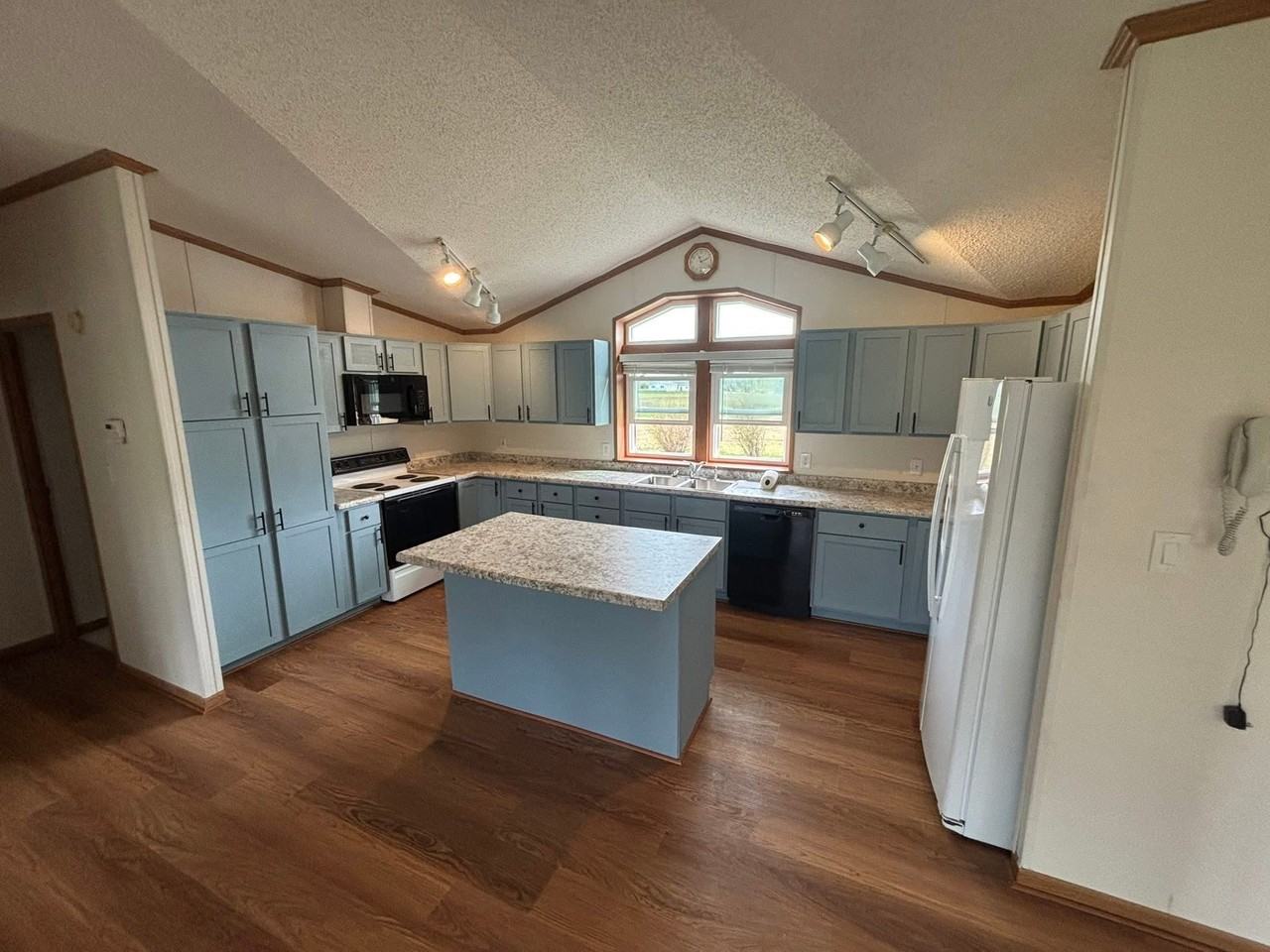 10355 E Hollrah Rd - Photo 4 of 11