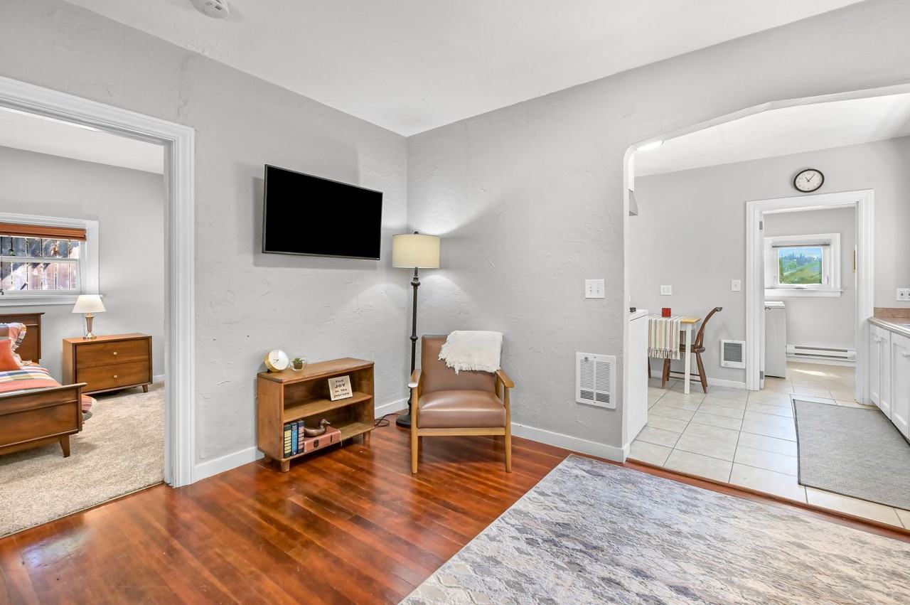 2318 Pacific St - Photo 4 of 20